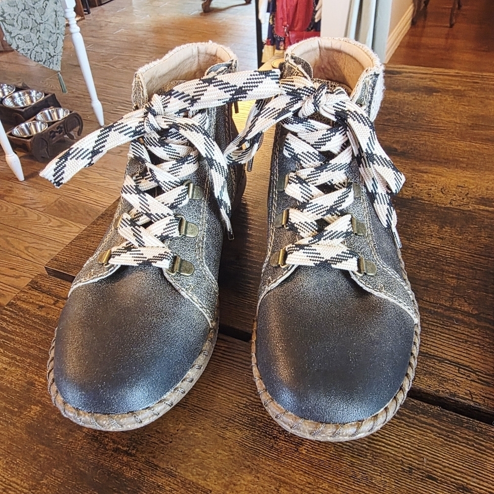 Plaid Lace-Up Winter Boots